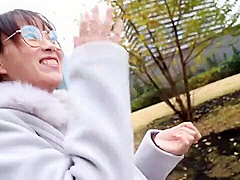 ショートヘアの小顔メガネ美女が赤裸々トークの後に、柔らかい乳房プルプル揉まれる